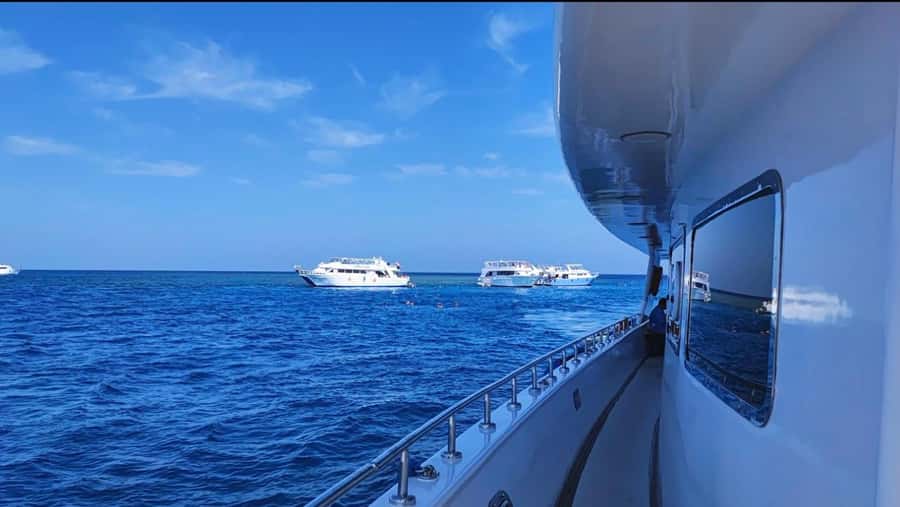 Sharm El-Sheikh: Luxury Ras Mohammed & White Island Cruise - Boat comfort, service, and a few rough edges