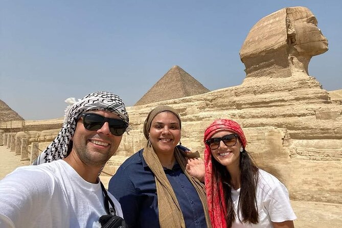 Taxi from the airport to The pyramids of Giza - Lunch and camel rides are separate choices